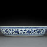 A RARE BLUE AND WHITE `LOTUS BOUQUET` DISH - фото 2