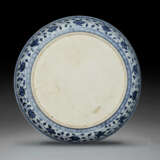 A RARE BLUE AND WHITE `LOTUS BOUQUET` DISH - фото 3