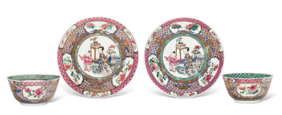 A PAIR OF FAMILLE ROSE CUPS AND SAUCERS - photo 1