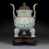 A LARGE FAMILLE ROSE TURQUOISE-GROUND TRIPOD CENSER - фото 2