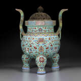 A LARGE FAMILLE ROSE TURQUOISE-GROUND TRIPOD CENSER - photo 3