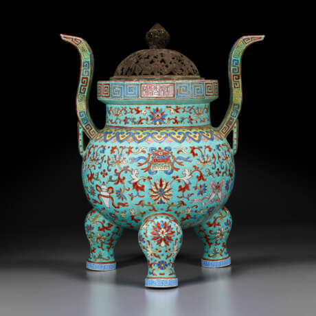 A LARGE FAMILLE ROSE TURQUOISE-GROUND TRIPOD CENSER - photo 3