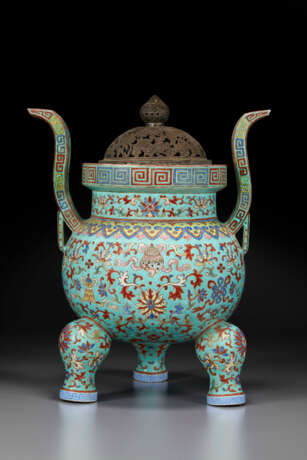 A LARGE FAMILLE ROSE TURQUOISE-GROUND TRIPOD CENSER - фото 4