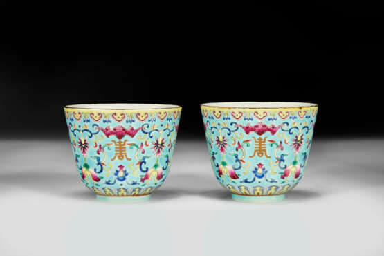 A PAIR OF FAMILLE ROSE BLUE-GROUND CUPS - Foto 1