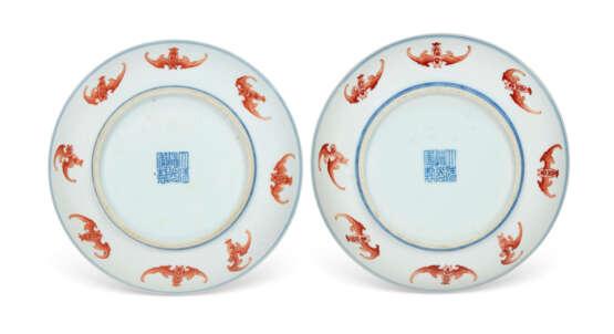 A PAIR OF IRON-RED-DECORATED `BATS` DISHES - Foto 2