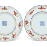 A PAIR OF IRON-RED-DECORATED `BATS` DISHES - фото 2