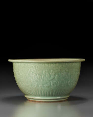 A LARGE AND VERY RARE CARVED AND MOLDED LONGQUAN CELADON JARDINI&#200;RE - photo 1