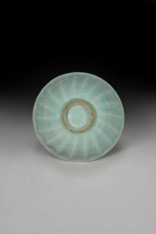 A LONGQUAN CELADON CARVED `LOTUS` BOWL - фото 5