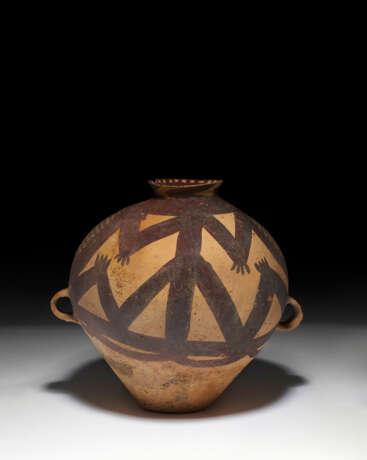 A LARGE PAINTED POTTERY JAR - фото 1