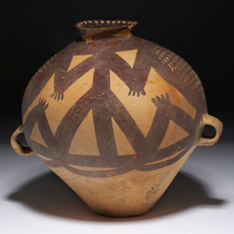 A LARGE PAINTED POTTERY JAR - фото 3