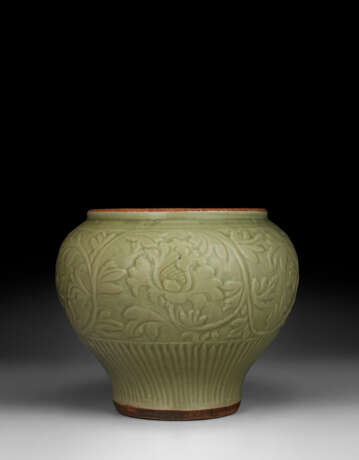 A CARVED LONGQUAN CELADON `LOTUS` JAR - Foto 1