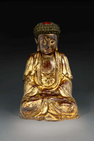 A SMALL GILT-LACQUERED CARVED WOOD FIGURE OF BUDDHA - фото 1