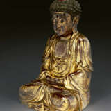 A SMALL GILT-LACQUERED CARVED WOOD FIGURE OF BUDDHA - Foto 2