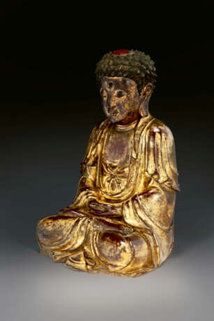 A SMALL GILT-LACQUERED CARVED WOOD FIGURE OF BUDDHA - фото 2