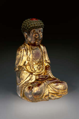 A SMALL GILT-LACQUERED CARVED WOOD FIGURE OF BUDDHA - фото 3