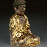 A SMALL GILT-LACQUERED CARVED WOOD FIGURE OF BUDDHA - Foto 3