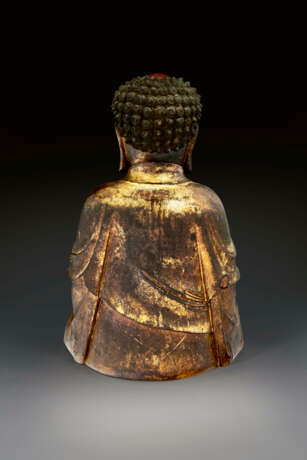 A SMALL GILT-LACQUERED CARVED WOOD FIGURE OF BUDDHA - Foto 4
