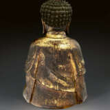A SMALL GILT-LACQUERED CARVED WOOD FIGURE OF BUDDHA - фото 4
