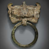 A BRONZE TAOTIE MASK FITTING WITH RING HANDLE - Foto 2