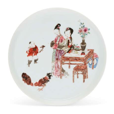 A SMALL FAMILLE ROSE DISH - Foto 1
