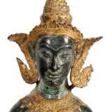 Bronze einer Khon-Tänzerin. THAILAND, 19./20. Jahrhundert. - Foto 6