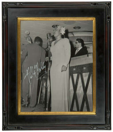 Vintage black and white stage photograph of Billie Holiday by Nat Singerman, early 1950s, signed in white ink ‘Billie Holiday’ - Foto 2