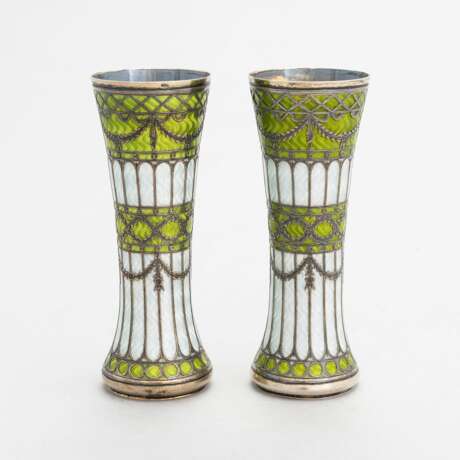Paire de vases-boutons en argent dore et email guilloche debut XXe si&egrave;cle. Silber 900 20th century - Foto 2