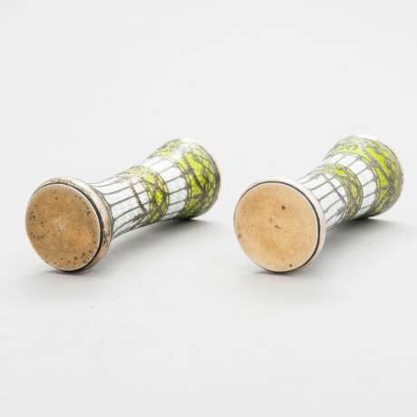 Paire de vases-boutons en argent dore et email guilloche debut XXe si&egrave;cle. Argent 900 20th century - photo 5