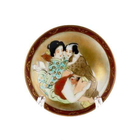 Trois assiettes japonaises &agrave; th&egrave;mes erotiques. Porcelain Oriental Art 20th century - photo 9