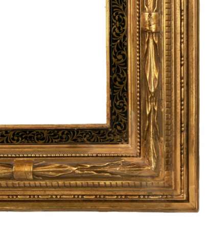 Le cadre est classique. Wood gilt Empire 19th century - photo 2