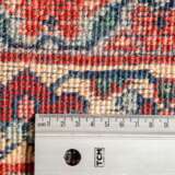 Orientteppich. PERSIEN, 20. Jahrhundert, ca. 494x110 cm. - photo 2