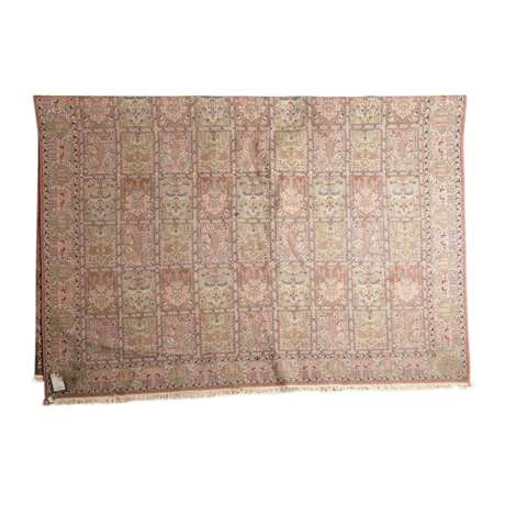 Orientteppich aus Kaschmirseide. INDIEN, 20. Jahrhundert, ca. 440x303 cm. - Foto 2