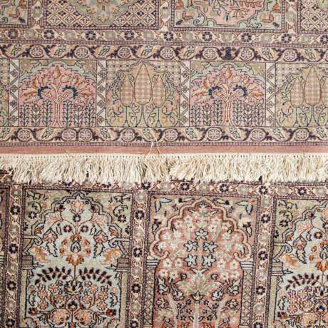Orientteppich aus Kaschmirseide. INDIEN, 20. Jahrhundert, ca. 440x303 cm. - фото 3