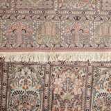 Orientteppich aus Kaschmirseide. INDIEN, 20. Jahrhundert, ca. 440x303 cm. - Foto 3