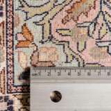 Orientteppich aus Kaschmirseide. INDIEN, 20. Jahrhundert, ca. 440x303 cm. - photo 4