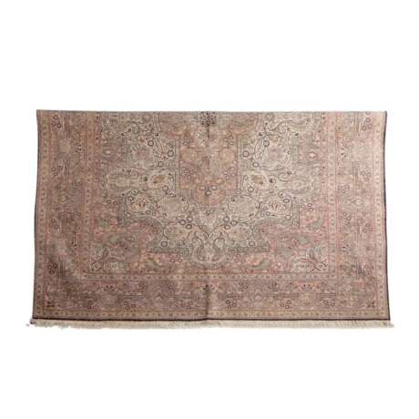 Orientteppich aus Kaschmirseide. INDIEN, 20. Jahrhundert, ca. 303x242 cm. - photo 2