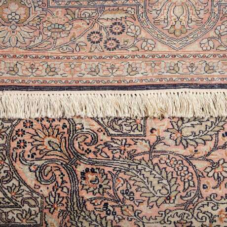 Orientteppich aus Kaschmirseide. INDIEN, 20. Jahrhundert, ca. 303x242 cm. - photo 3