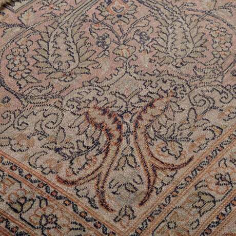 Orientteppich aus Kaschmirseide. INDIEN, 20. Jahrhundert, ca. 303x242 cm. - photo 4