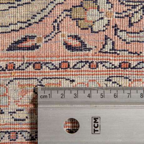 Orientteppich aus Kaschmirseide. INDIEN, 20. Jahrhundert, ca. 303x242 cm. - photo 5