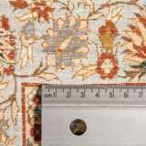 Zwei Orientteppiche aus Seide. 20. Jahrhundert, jeweils ca. 93x62 cm. - photo 4
