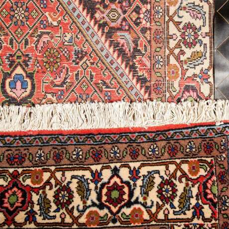 Orientteppich. HALWAI-BIDJAR/WEST-PERSIEN (IRAN), 20. Jahrhundert, ca. 146x80 cm. - photo 3