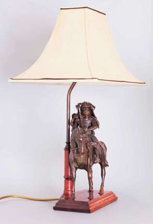 Figur eines Samurai zu Pferd mit Lampe - фото 1