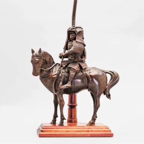 Figur eines Samurai zu Pferd mit Lampe - photo 2