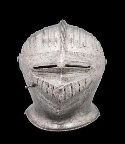 Geschlossener Helm mit maximilianischen Dekor, süddeutsch um 1520 - Foto 1