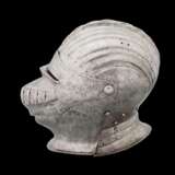 Geschlossener Helm mit maximilianischen Dekor, süddeutsch um 1520 - Foto 3