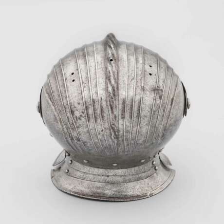 Geschlossener Helm mit maximilianischen Dekor, süddeutsch um 1520 - Foto 4