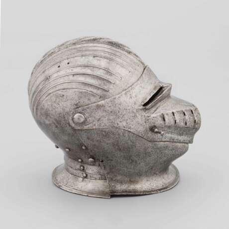 Geschlossener Helm mit maximilianischen Dekor, süddeutsch um 1520 - photo 5