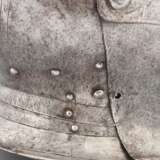 Geschlossener Helm mit maximilianischen Dekor, süddeutsch um 1520 - Foto 6