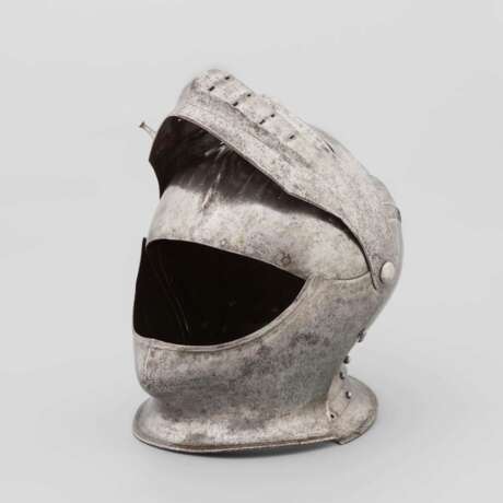 Geschlossener Helm mit maximilianischen Dekor, süddeutsch um 1520 - Foto 7