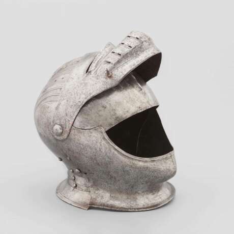 Geschlossener Helm mit maximilianischen Dekor, süddeutsch um 1520 - photo 8